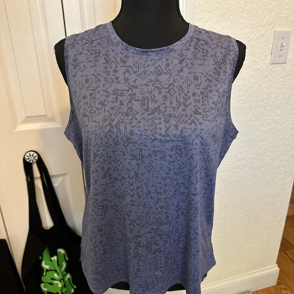 Sleeveless top/relaxed tank